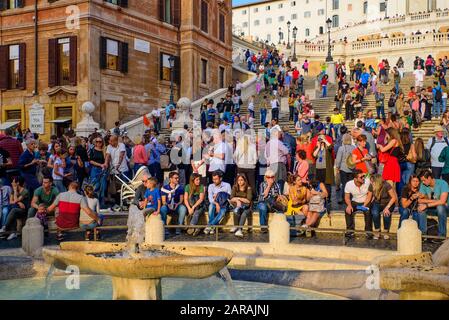 Touristes sur Les Marches espagnoles à Rome, Italie Banque D'Images