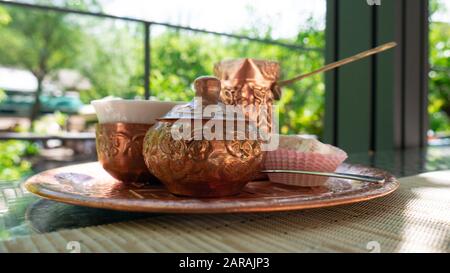 Café bosniaque traditionnel sur la table avec un loukoum, Blagaj Tekija - Bosnie. Banque D'Images