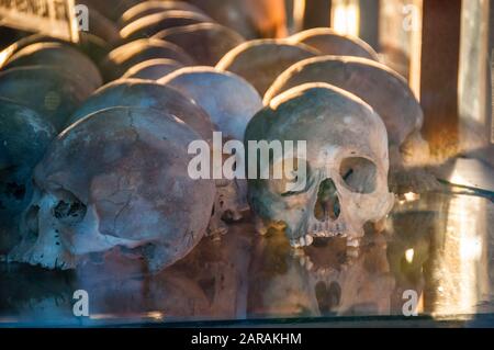 Des crânes humains sur l'affichage à ces champs de la Mort de Choeung Ek, à l'extérieur de Phnom Penh, Cambodge Banque D'Images