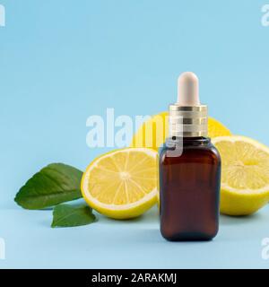 Sérum de vitamine C, huile essentielle d'agrumes. Soins de beauté. Bio-huile de citrons frais. Bio cosmétiques organiques avec de la vitamine C. sérum de vitamine C. Crème avec Banque D'Images