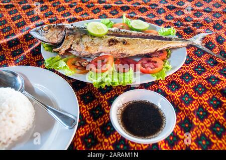 Un repas de poisson grillé dans un restaurant en bord de mer au Crab Market, Kep, au Cambodge Banque D'Images