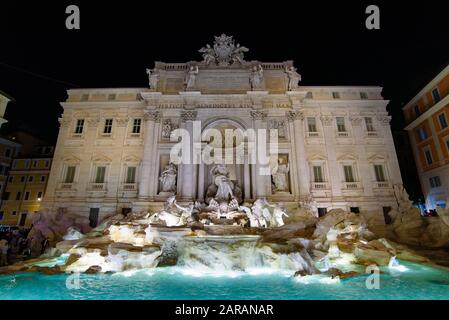 Fontaine de Trévi la nuit, l'une des fontaines les plus célèbres au monde, à Rome, en Italie Banque D'Images