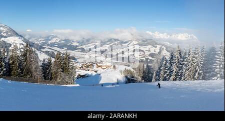 Vue panoramique sur les pistes de ski de Kirchberg, dans le Tyrol, partie du domaine skiable de Kitzbühel, en Autriche. Banque D'Images