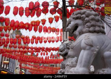 Nouvel An Chinois 2020 Londres. Chinatown de Londres avec des lanternes rouges et des lions chinois ornementaux Banque D'Images