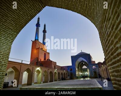 La Mosquée Jame dans la ville désertique de Yazd en Iran, prise le 16 novembre 2017. Yazd est l'une des villes les plus anciennes d'Iran avec une population d'environ 650 000 habitants. La vieille ville a été déclarée site du patrimoine mondial de l'UNESCO en 2017. | utilisation dans le monde entier Banque D'Images