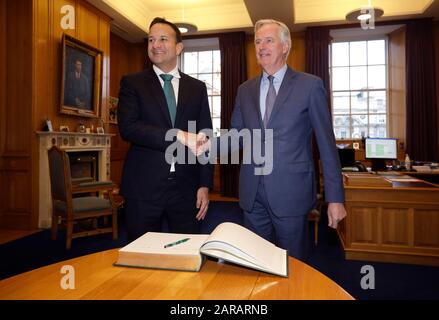 Taoiseach Leo Varadkar et Michel Barnier, le négociateur du Brexit de l'UE, se sont réunis dans les bâtiments gouvernementaux de Dublin. Banque D'Images