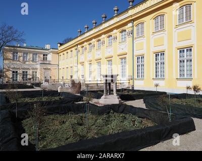 Jardin et aile de bâtiment à Wilanow à Varsovie capitale de la Pologne Banque D'Images