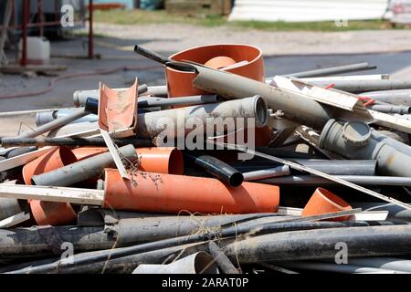 Grosse Pile De Vieux Tuyaux Cassés Utilisés De Plastique Et De Caoutchouc  Laissés Au Chantier Local Photo stock - Image du placer, local: 170564232