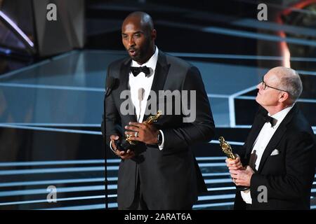 4 mars 2018 ; Hollywood, CA, USA ; Glen Keane et Kobe Bryant acceptent l'Oscar du meilleur court-métrage animé pour « Dear Basketball » au Dolby Theatre. Crédit obligatoire: Robert Deutsch-USA TODAY NETWORK/Sipa USA (Robert Deutsch/IPA/Fotogramma, Los Angeles - 2018-03-04) ps la photo peut être utilisée pour le contexte dans lequel elle a été prise, et sans intention diffamatoire du décorum des personnes représentées usage éditorial Seulement Banque D'Images