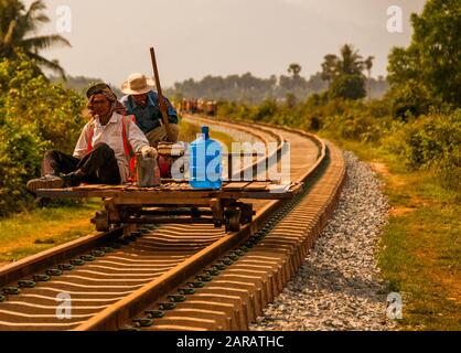 Livraison d'eau sur les voies reconstituées de la ligne sud près de Kampot, au Cambodge. Banque D'Images