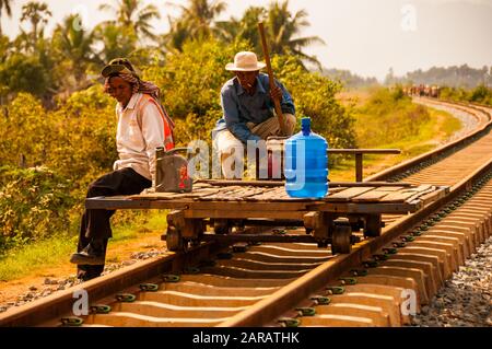 Livraison d'eau sur les voies reconstituées de la ligne sud près de Kampot, au Cambodge. Banque D'Images