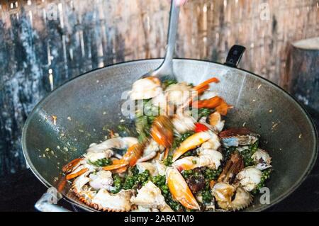 Poivre de Kampot cuisson crabe à un petit café à Kampot. Les crabes sont frais de Kep et le poivre dans les fermes autour. Banque D'Images