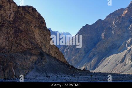 Montagnes près de la frontière entre l'Inde et le Pakistan - impressions d'un voyage dans la vallée de Nubra à Ladakh, Inde 2019 Banque D'Images