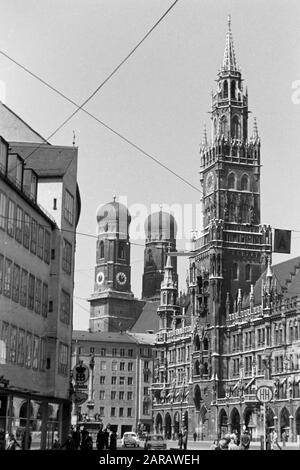 Blick auf das Neue Rathaus am Marienplatz und die Frauenkirche, 1957. Vue sur la nouvelle mairie de la place Marie et la Frauenkirche, 1957. Banque D'Images