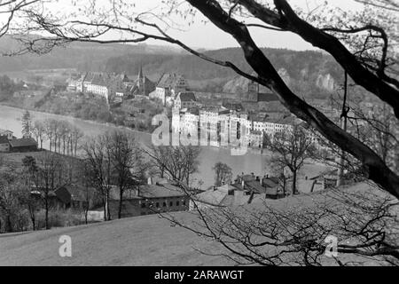 Spaziergang entlang des Steilpns Wasserburg am Inn gegenüberliegend mit Blick auf die Altstadt, 1957. Une promenade le long de la pente raide face à Wasserburg sur le centre historique de l'auberge, 1957. Banque D'Images