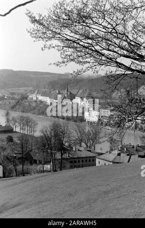 Spaziergang entlang des Steilpns Wasserburg am Inn gegenüberliegend mit Blick auf die Altstadt, 1957. Une promenade le long de la pente raide face à Wasserburg sur le centre historique de l'auberge, 1957. Banque D'Images