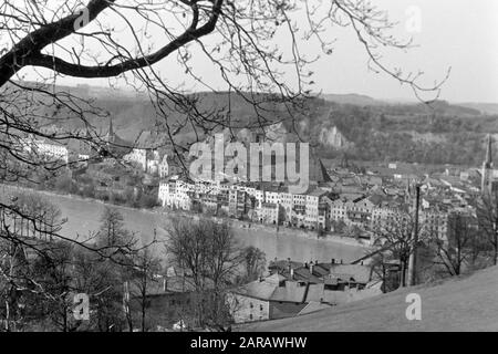 Spaziergang entlang des Steilpns Wasserburg am Inn gegenüberliegend mit Blick auf die Altstadt, 1957. Une promenade le long de la pente raide face à Wasserburg sur le centre historique de l'auberge, 1957. Banque D'Images