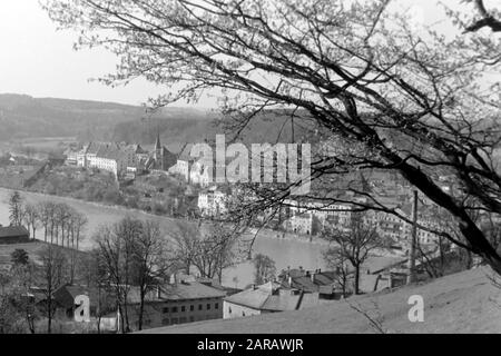 Spaziergang entlang des Steilpns Wasserburg am Inn gegenüberliegend mit Blick auf die Altstadt, 1957. Une promenade le long de la pente raide face à Wasserburg sur le centre historique de l'auberge, 1957. Banque D'Images