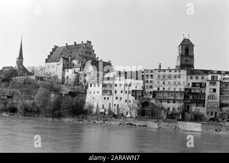 Spaziergang entlang des Steilpns Wasserburg am Inn gegenüberliegend mit Blick auf die Altstadt, 1957. Une promenade le long de la pente raide face à Wasserburg sur le centre historique de l'auberge, 1957. Banque D'Images