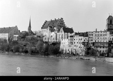 Spaziergang entlang des Steilpns Wasserburg am Inn gegenüberliegend mit Blick auf die Altstadt, 1957. Une promenade le long de la pente raide face à Wasserburg sur le centre historique de l'auberge, 1957. Banque D'Images