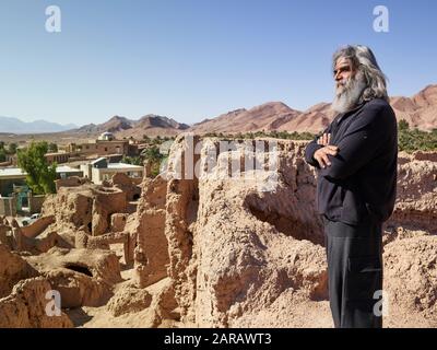 Maziar Aledavood, exploitant de la maison d'hôtes Ateshonni dans la ville oasis de Garmeh dans le désert de Dasht-e Kavir en Iran, prise le 15 novembre 2017. Il est considéré comme un pionnier du tourisme écologique iranien. | utilisation dans le monde entier Banque D'Images