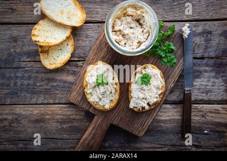 Sandwiches au saumon pate et baguette, poisson bruschetta, vue d'en haut. Une cuisine italienne maison rustique. Banque D'Images