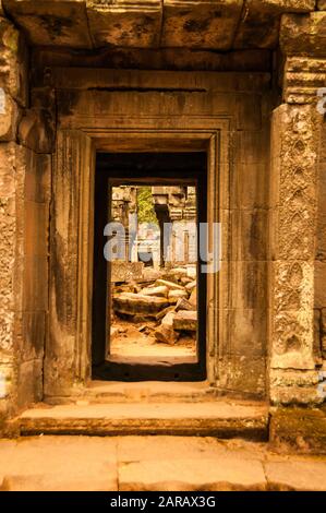 Les ruines du temple de la jungle de TA Prohm sont encadrées par une porte. Siem Reap, Cambodge Banque D'Images