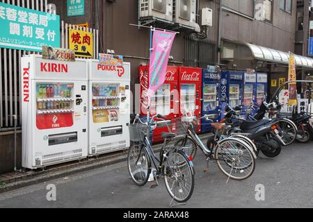 Tokyo, JAPON - 12 AVRIL 2012 : rangée de distributeurs automatiques à Tokyo, Japon. Le Japon est célèbre pour ses distributeurs automatiques, avec plus de 5,5 millions de machines nati Banque D'Images