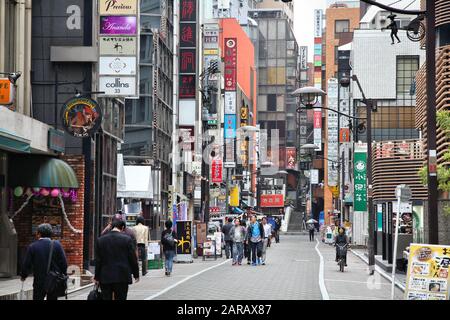 TOKYO, JAPON - 9 mai 2012 : Les gens magasinent à Akasaka district de Minato, Tokyo, Japon. La grande région de Tokyo est la plus populeuse de la région métropolitaine Banque D'Images