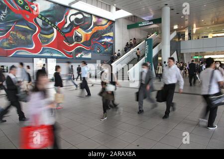 TOKYO, JAPON - 9 mai 2012 : la foule pressée à la station Shibuya de Tokyo au Japon. Avec 2,4 millions de passagers sur un jour de semaine, c'est le 4ème poste r de banlieue Banque D'Images