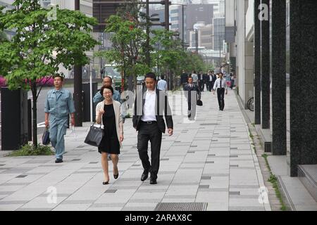 TOKYO, JAPON - 9 mai 2012 : la vie en ville dans le quartier d'Akasaka Minato, Tokyo, Japon. La grande région de Tokyo est la plus populeuse de la région métropolitaine e Banque D'Images