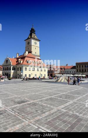 BRASOV, Roumanie - 21 août 2012 : les touristes visiter la Place Sfatului à Brasov, Roumanie. Brasov est une destination touristique populaire avec 581 983 arrivées en Banque D'Images