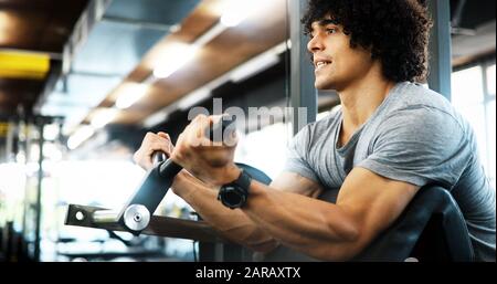 Vie saine et l'exercice de sport concept. Monter man working out in sport fitness club Banque D'Images