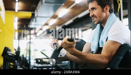 Vie saine et l'exercice de sport concept. Monter man working out in sport fitness club Banque D'Images