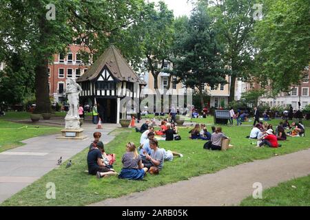 Londres, Royaume-Uni - 9 JUILLET 2016 : les gens visitent le parc de Soho Square à Londres, Royaume-Uni. Londres est la ville la plus peuplée du Royaume-Uni avec 13 millions de personnes Banque D'Images