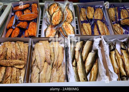 Filets de poisson fumé au marché aux poissons de Billingsgate Peuplier, Londres, Royaume-Uni. Banque D'Images