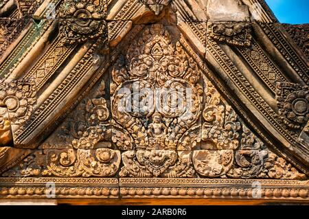 Au-dessus de la sculpture ornée d'une porte à la citadelle des femmes Banteay Srei, Siem Reap, Cambodge Banque D'Images