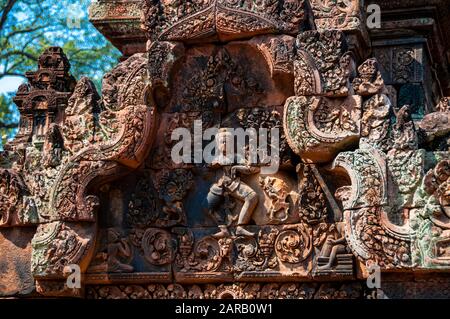 Au-dessus de la sculpture ornée d'une porte à la citadelle des femmes Banteay Srei, Siem Reap, Cambodge Banque D'Images