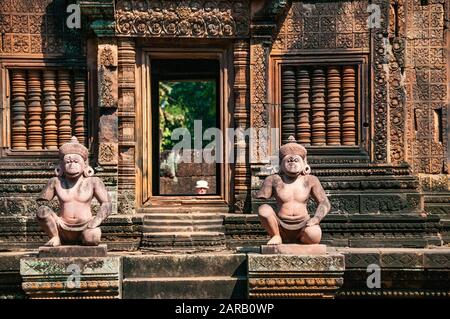 Une porte dans la citadelle des femmes Banteay Srei un temple hindou dédié à Shiva à Siem Reap, Cambodge Banque D'Images