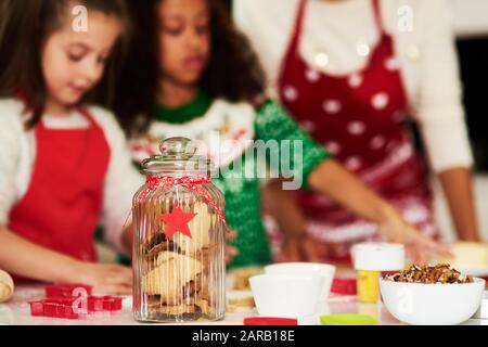 Cuisson des biscuits C'est une tradition de Noël Banque D'Images