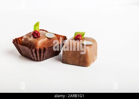 Bonbons au chocolat sur fond blanc Banque D'Images