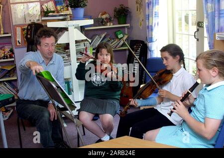 Enfants de l'école primaire jouant des instruments en classe Banque D'Images