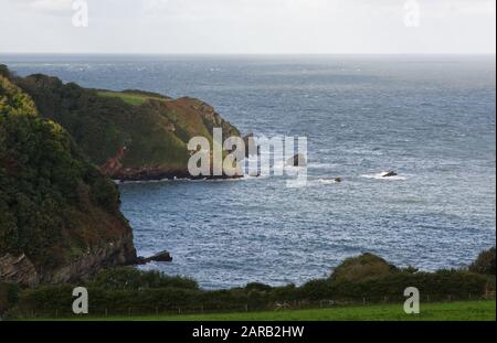 Vue sur la Manche de Bristol et l'océan Atlantique depuis les falaises près de Lynton, Devon, Angleterre Banque D'Images