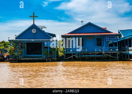 Une église catholique et l'École de langue anglaise dans le CHONG KNEAS village flottant sur le lac Tonle Sap au Cambodge Banque D'Images