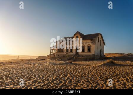 Lever du soleil au-dessus d'une maison abandonnée à Kolmanskop Ghost Town, Namibie Banque D'Images