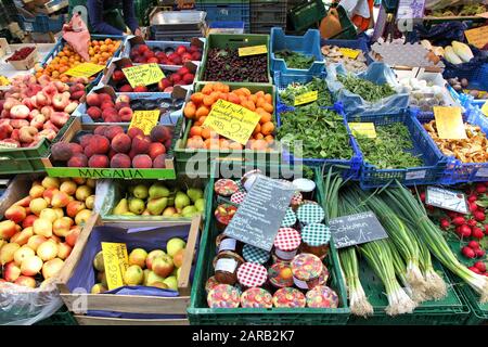 Mayence, ALLEMAGNE - 19 JUILLET 2011: Marché agricole à Mayence, Allemagne. Mayence est la capitale et la plus grande ville de l'État de Rhénanie-Palatinat. Banque D'Images