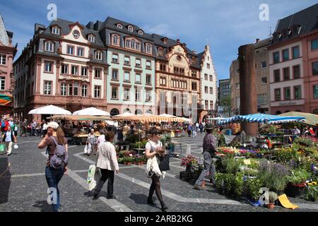 MAINZ, ALLEMAGNE - le 19 juillet 2011 : les touristes visiter un marché de producteurs à Mainz, Allemagne. En fonction de son Office de tourisme, la ville a jusqu'à 800 000 overnigh Banque D'Images