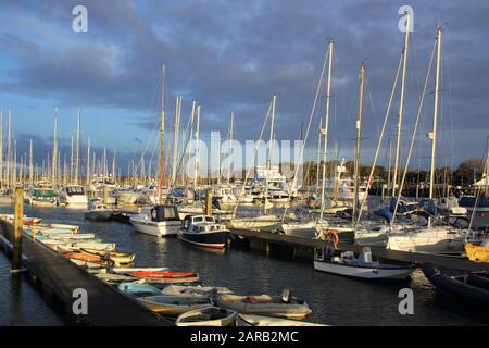 Voiliers dans le port de plaisance à Lymington sur la côte hampshire Banque D'Images