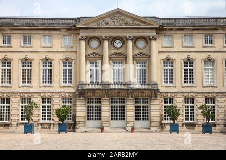 Compiegne, FRANCE - 26 JUILLET 2011 : vue extérieure du Château Compiegne à Compiegne, France. La résidence royale a été construite pour Louis XV C'était complaisant Banque D'Images