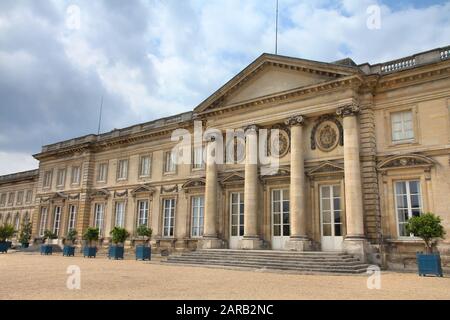 Compiegne, FRANCE - 26 JUILLET 2011 : vue extérieure du Château Compiegne à Compiegne, France. La résidence royale a été construite pour Louis XV C'était complaisant Banque D'Images